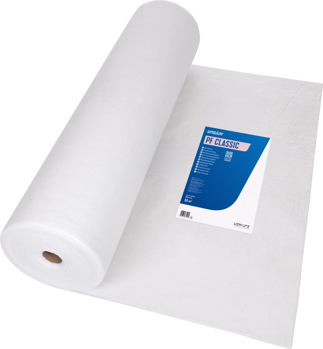 UZIN_Dummy_PF CLASSIC_50m2_2026-08 Een grote rol wit beschermvlies met een zichtbaar blauw productlabel met tekst 'PF CLASSIC', op een witte achtergrond.