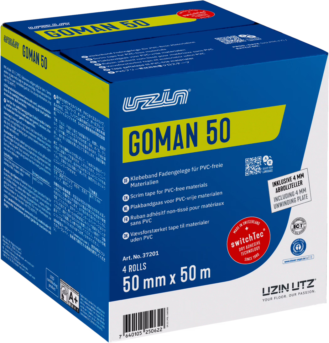 UZIN_Dummy_Goman 50-carton_2024-02 Foto van een blauw‑gele kartonnen doos van UZIN GOMAN 50 wapeningsplakband. Op de voorkant staan het UZIN‑logo, de productnaam 'GOMAN 50' op een gele band en productgegevens zoals '4 rolls', '50 mm x 50 m' en artikelnummer 37201. Meertalige vermeldingen geven aan dat de tape geschikt is voor PVC‑vrije materialen. Ook zichtbaar: een QR‑code, een rood rond 'switchTec – Made in Switzerland' zegel, de tekst 'including 4 mm unwinding plate', veel technische kleine tekst op de zijpanelen en een streepjescode onderaan. De doos is licht schuin gefotografeerd waardoor twee zijden met klein drukwerk zichtbaar zijn. Hoofdkleuren: diepblauw, geel en wit; het karton oogt stevig en licht glanzend.
