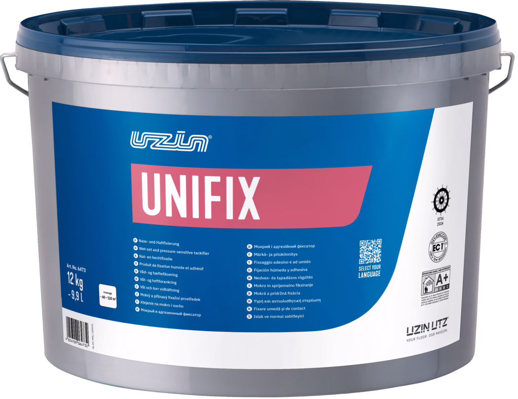 UZIN_Dummy_Unifix-12kg_2024-06 A large grey plastic bucket with a dark blue snap-on lid and a metal carrying handle containing UZIN UNIFIX adhesive. The front is covered by a wide blue label featuring a prominent pink rectangular panel with the bold white text "UNIFIX"; smaller white text beneath lists product characteristics (wet-set and pressure-sensitive tackifier) and the weight "12 kg ≈ 9,9 L". The right side of the label shows certification stamps, a QR code and the UZIN|UTZ brand logo. The container is shown on a white background, appears new and clean, and is intended for flooring adhesive use.