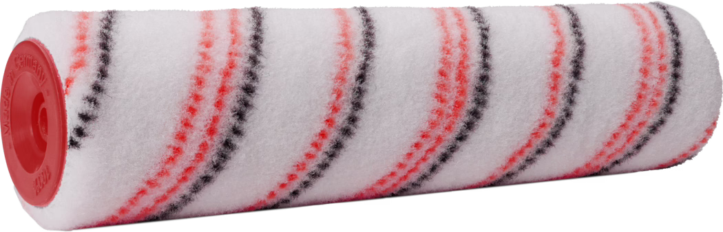 Pajarito_Dummy_Nylon Champ Performance Line_168937_168938_168939_2021-11 Close-up van een nieuwe cilindrische verfrollerhoes met wit, pluizig oppervlak en diagonaal lopende rode en zwarte spiraalstrepen. De roller heeft dichte synthetische vezels en een rood kunststof eindstuk met opschrift 'Made in Germany'. Hij is schoon en ongedragen, geschikt voor gladde tot licht gestructureerde muren, en gefotografeerd in horizontale positie op een witte achtergrond om textuur en kleurcontrast te benadrukken.