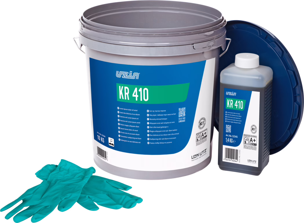 UZIN_Dummy_KR 410-10kg_2022-01 Een grote grijze plastic emmer met een blauw etiket met KR 410, een kleinere rechthoekige fles met hetzelfde etiket en een paar turquoise wegwerphandschoenen op de voorgrond. Het deksel van de emmer staat achter de fles; de etiketten tonen productgegevens, gewichtsaanduidingen en een QR-code. Gefotografeerd op een witte achtergrond met studiobelichting.