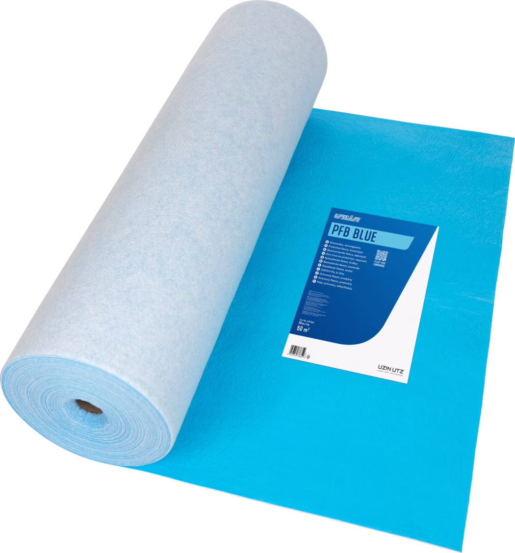 UZIN_Dummy_PFB BLUE_50m2_2026-08 Close-up van een grote rol lichtblauw beschermvlies of onderlaagmateriaal, deels uitgerold op een felblauwe ondergrond. De cilindrische rol heeft een zachte, vezelige wit-blauwe oppervlakte en aan één kant een zichtbare papieren kern. Op de blauwe onderlaag staat een gedrukt etiket met de naam 'PFB BLUE' en technische details inclusief barcode. De foto benadrukt textuur, materiaaldikte en verpakking; witte achtergrond en gelijkmatige belichting.