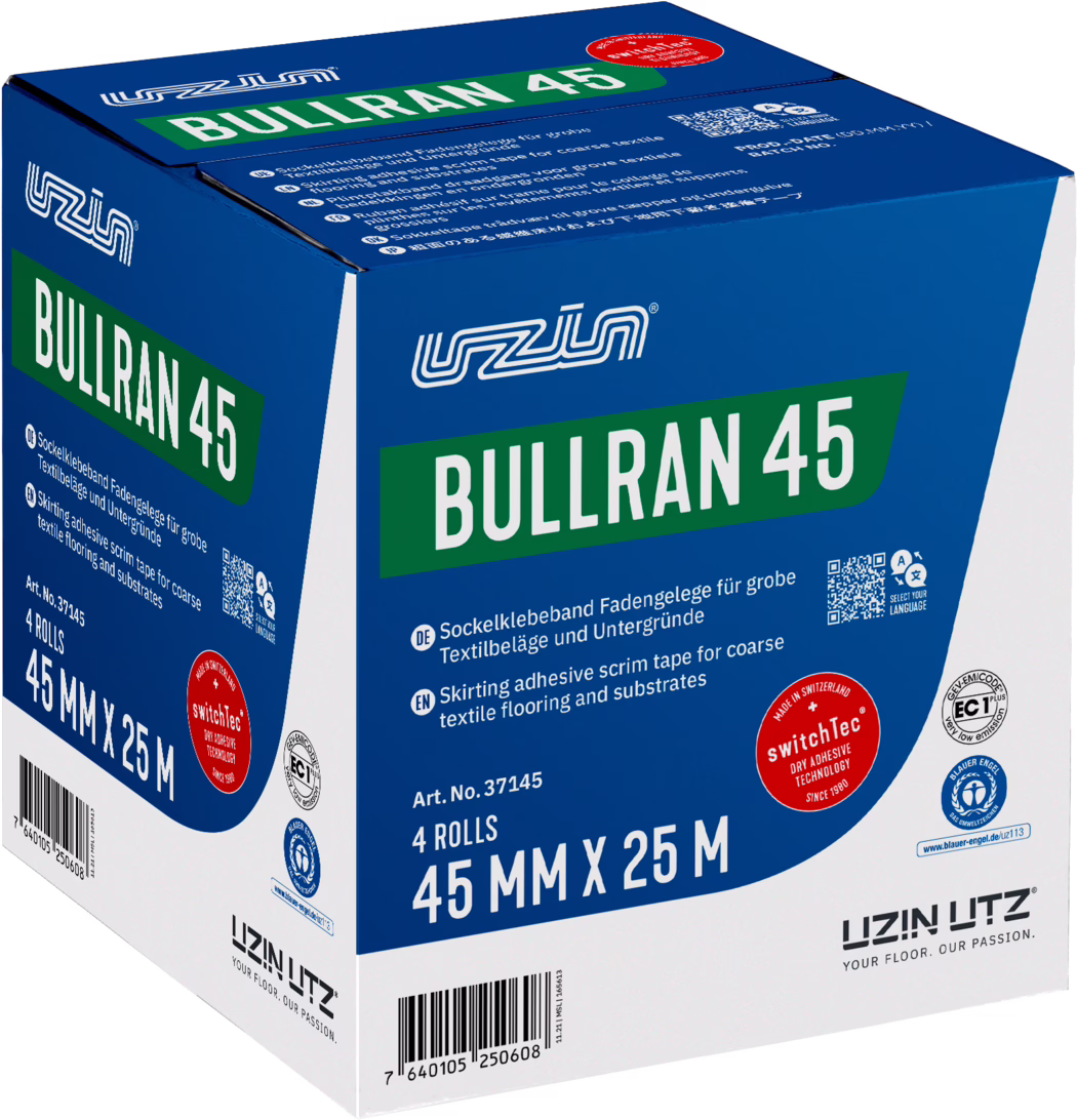 UZIN_Dummy_Bullran 45-carton_2022-01 Studiofoto van een blauw-witte kartonnen doos 'BULLRAN 45' van UZIN UTZ voor plintklevend gaasband. Een groen paneel toont de productnaam 'BULLRAN 45' in grote witte letters, technische tekst in Duits en Engels en een rood 'switchTec'-zegel. Op de verpakking staan '4 ROLLS', '45 MM X 25 M', artikelnummer 37145, streepjescode, QR-code en diverse keurmerklogo's. De doos is licht schuin weergegeven, met strakke schreefloze typografie, felle contrastkleuren en gelijkmatige studiobelichting; de foto benadrukt merkuitingen, afmetingen en productinformatie.