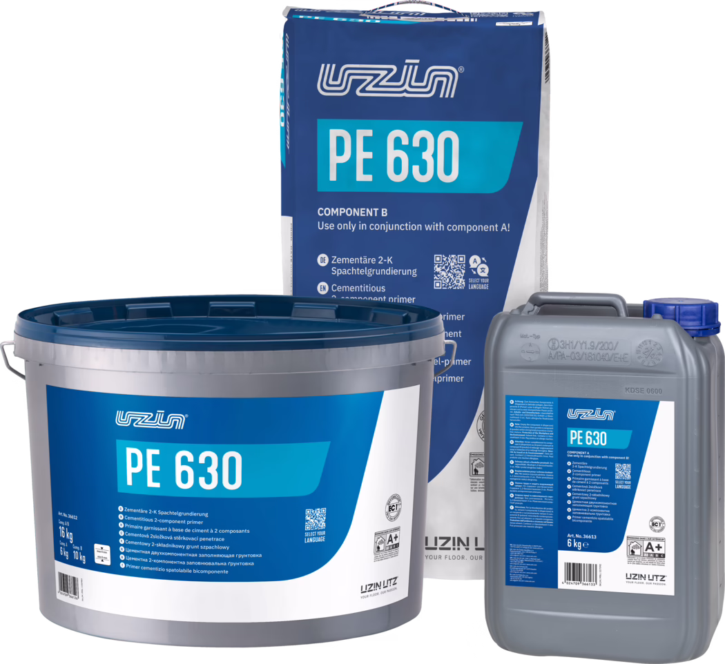 UZIN_Dummy_PE 630-set_2024-12 Studiofoto van UZIN PE 630 primer in blauw-witte verpakking: een grote plastic emmer, een papieren zak met 'PE 630 Component B' en een grijze jerrycan. Labels tonen productnaam, merklogo, gebruikspictogrammen en gewichtsaanduidingen; de primer wordt beschreven als een cementhoudende tweecomponentenprimer voor vloervoorbereiding. Witte achtergrond, duidelijke verlichting en scherpe focus.