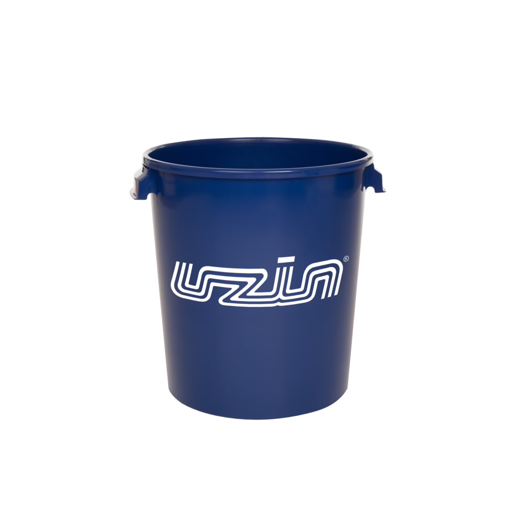 UZIN_Dummy_mixing bucket_2026-04 Een hoge, cilindrische plastic emmer in donkerblauw met een gladde, glanzende oppervlakte en een wit, gestileerd logo op de voorkant. De emmer heeft twee kleine in de rand opgenomen handgrepen en een open, lege binnenkant; gefotografeerd tegen een effen witte achtergrond met een subtiele schaduw onderaan.
