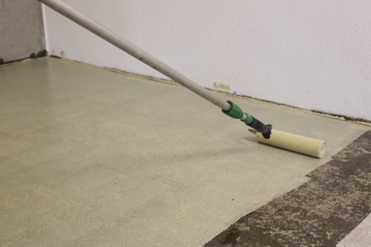 Breng UZIN PE 480 direct gelijkmatig aan met een B2-vertanding in een gesloten filmlaag. Zorg voor een verbruik van minimaal 500 g/m². Rol dit vervolgens na met een nylon roller. Raadpleeg altijd de productinformatiebladen.