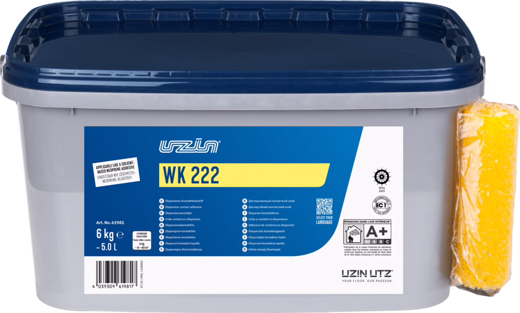 UZIN_Dummy_WK 222-6kg_2025-11 Een rechthoekige grijze kunststof bak met een donkerblauw opklikbaar deksel en een blauw‑gele productlabel met 'WK 222'. Het vat is gemarkeerd met '6 kg (~5,0 L)' en toont technische pictogrammen, een streepjescode en productinformatie in meerdere talen. Aan de rechterzijde hangt een gele spons in plastic verpakt. Het etiket toont het merk 'Uzin Utz' en een A+ label voor binnenluchtemissies. De foto is productgericht op een witte achtergrond, scherp en gelijkmatig verlicht.