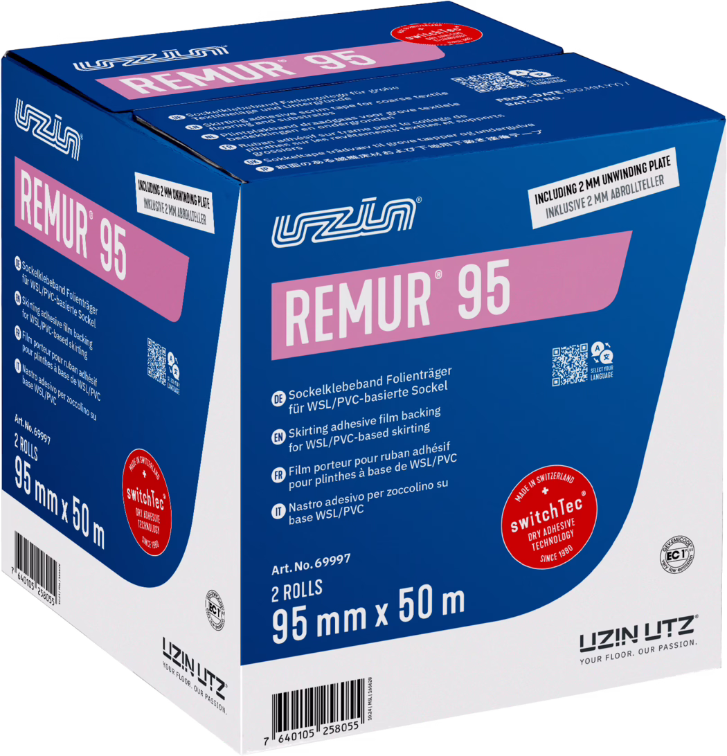 UZIN_Dummy_Remur 95-carton_2024-10 Foto van een blauw-witte verkoopdoos van 'REMUR 95' van UZIN UTZ, schuin gefotografeerd. Op de verpakking staat een groot roze etiket met 'REMUR 95', het bedrijfslogo en meertalige technische gegevens. Voorkant toont '2 ROLLS' en '95 mm x 50 m'. Een rood 'switchTec'-zegel, een QR-code, streepjescode en een klein etiket 'INCLUDING 2 MM UNWINDING PLATE' zijn zichtbaar. De doos lijkt nieuw en bevat productinformatie voor plintklevende foliedrager voor WSL/PVC.