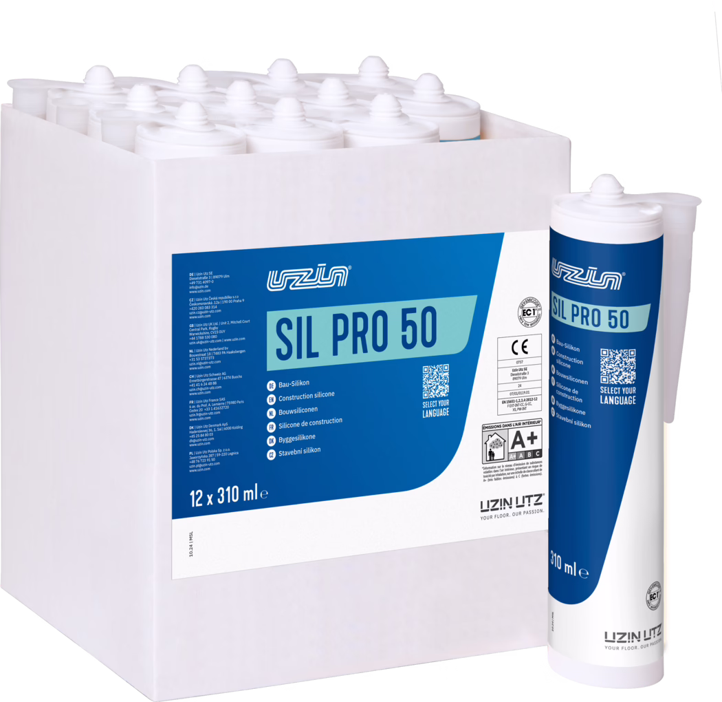 UZIN_Dummy_SIL PRO 50_310ml_2024-11 Een witte kartonnen doos met twaalf witte kunststof patronen SIL PRO 50 constructiesiliconen (12 x 310 ml) met blauw-witte etiketten; één patroon staat rechts naast de doos rechtop en toont de productnaam, het merklogo, een QR-code en het volume tegen een witte achtergrond.
