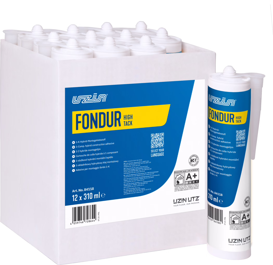 UZIN_Dummy_Fondur HighTack-carton_2023-10 Doos met twaalf witte patronen UZIN FONDUR High Tack montagekit met blauw-geel etiket; één patroon naast de doos toont de tuit en merknaam. Witte verpakking op witte achtergrond.