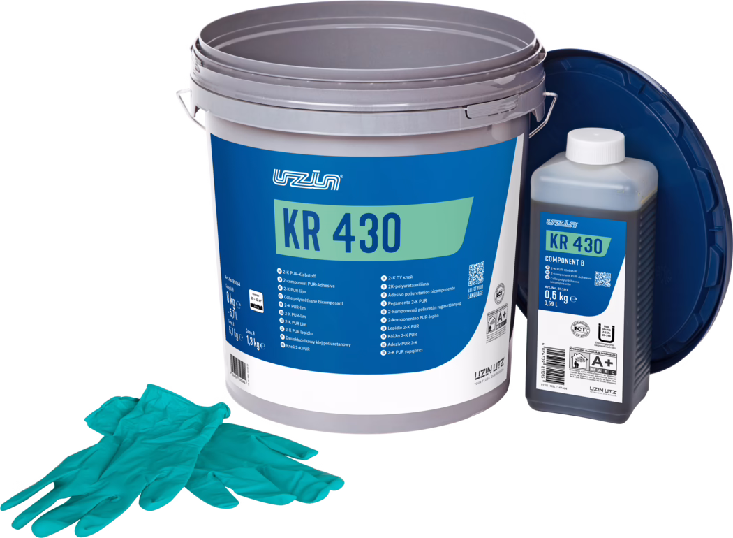 UZIN_Dummy_KR 430-8kg_2025-07 Een grote grijze plastic emmer met het etiket 'KR 430' met een blauw-groen label, naast een kleinere fles met 'KR 430 Component B' en een paar turquoise wegwerphandschoenen; verpakking voor een tweecomponenten polyurethaanlijm.